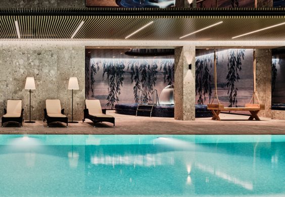 Basen w strefie spa hotelu