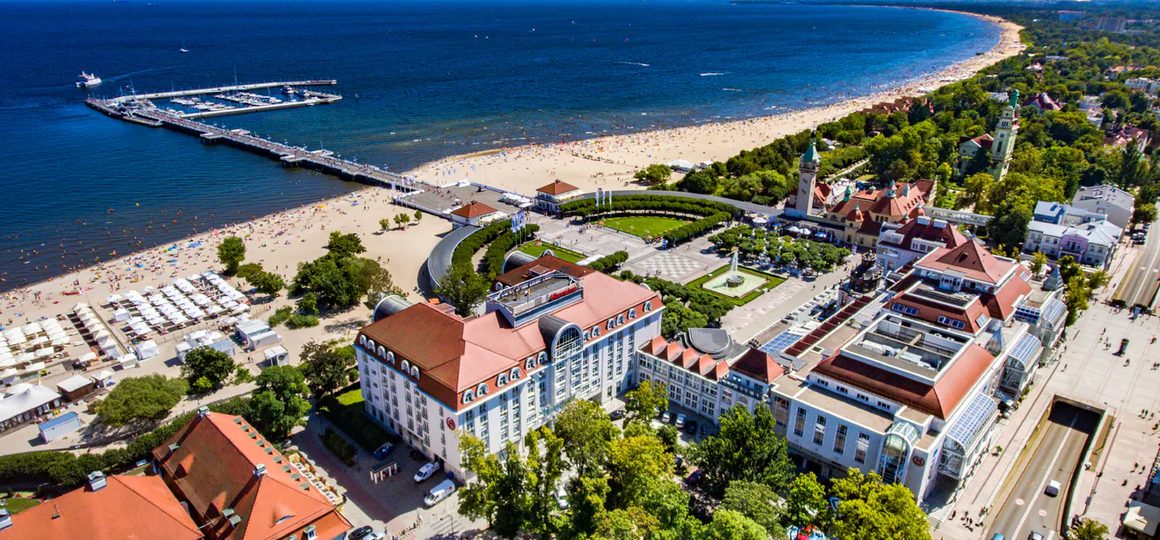 Sheraton Sopot Hotel z lotu ptaka: molo, plaża i hotel przy Placu Zdrojowym